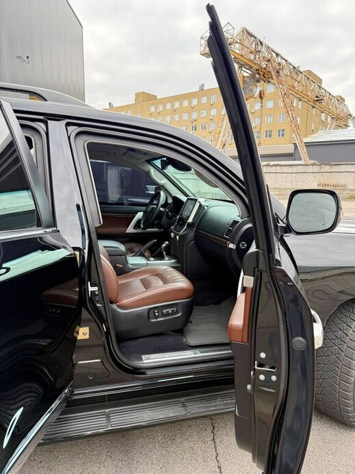 143 Оренда броньованої Toyota Land Cruiser 200 