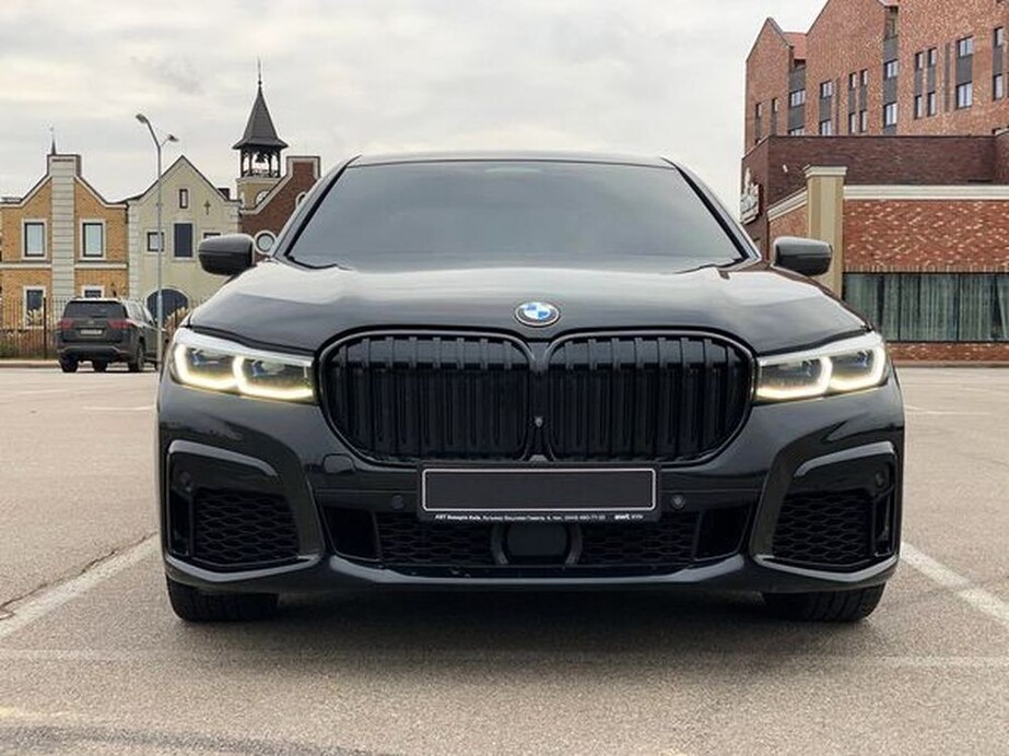 226 Прокат BMW 750 LI без водія або з водієм 