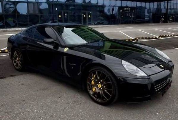 281 Ferrari 612 чорна для фотосесії зйомки 