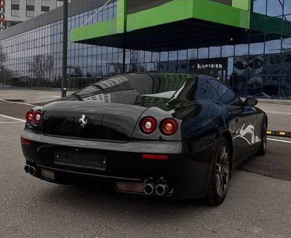 281 Ferrari 612 чорна для фотосесії зйомки 